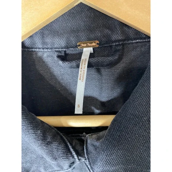 Free People Rumors Denim Jacket Black Trucker Cropped Button Front Size SMALL - Picture 4 of 5